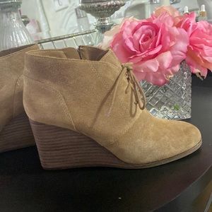 Beautiful Lucky Brand tan wedges.  size 8 1/2 
Used twice. Used twice.